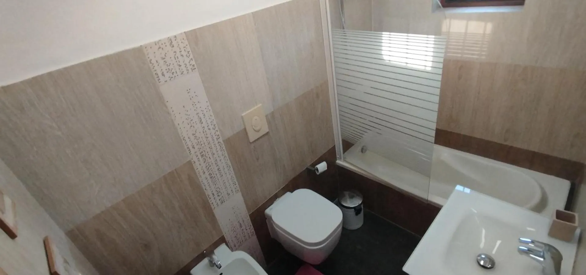 Sella Villa Katunayake Bed & Breakfast